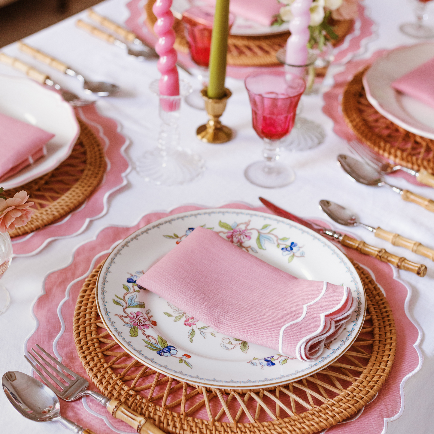 Set of 4 - Linen Scalloped Edged Placemats - Pink