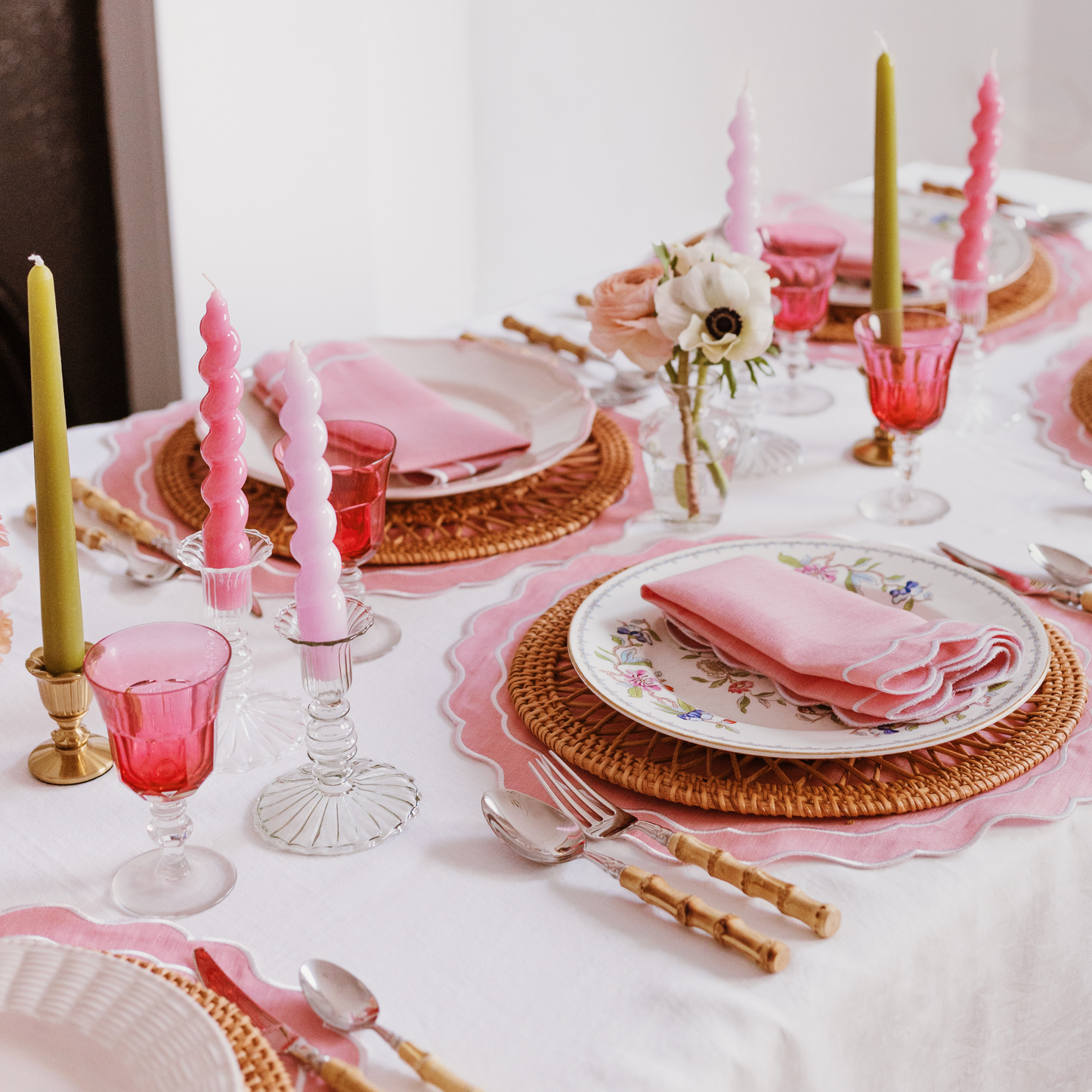 Set of 4 - Linen Scalloped Edged Placemats - Pink